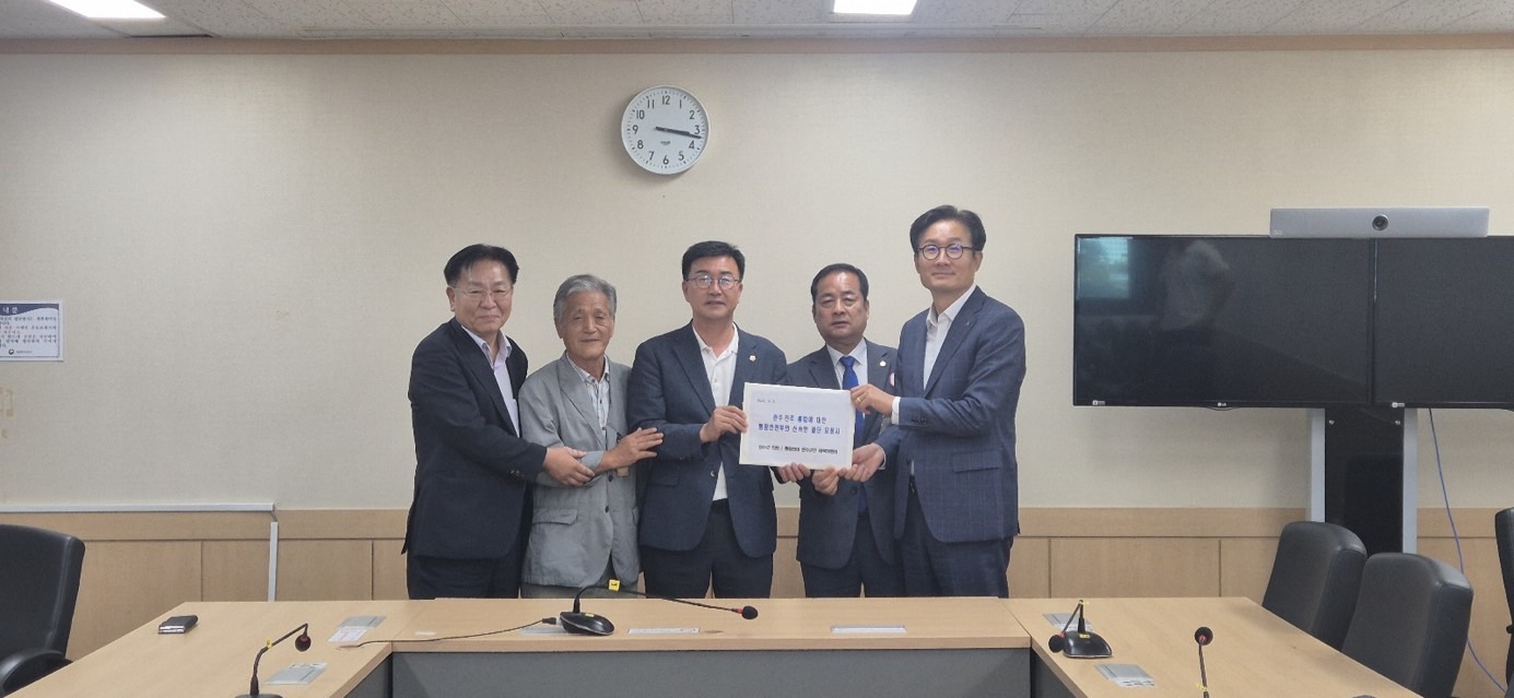 유의식 의장, 국무총리실 방문… 완주‧전주 통합 반대 건의문 전달.jpg